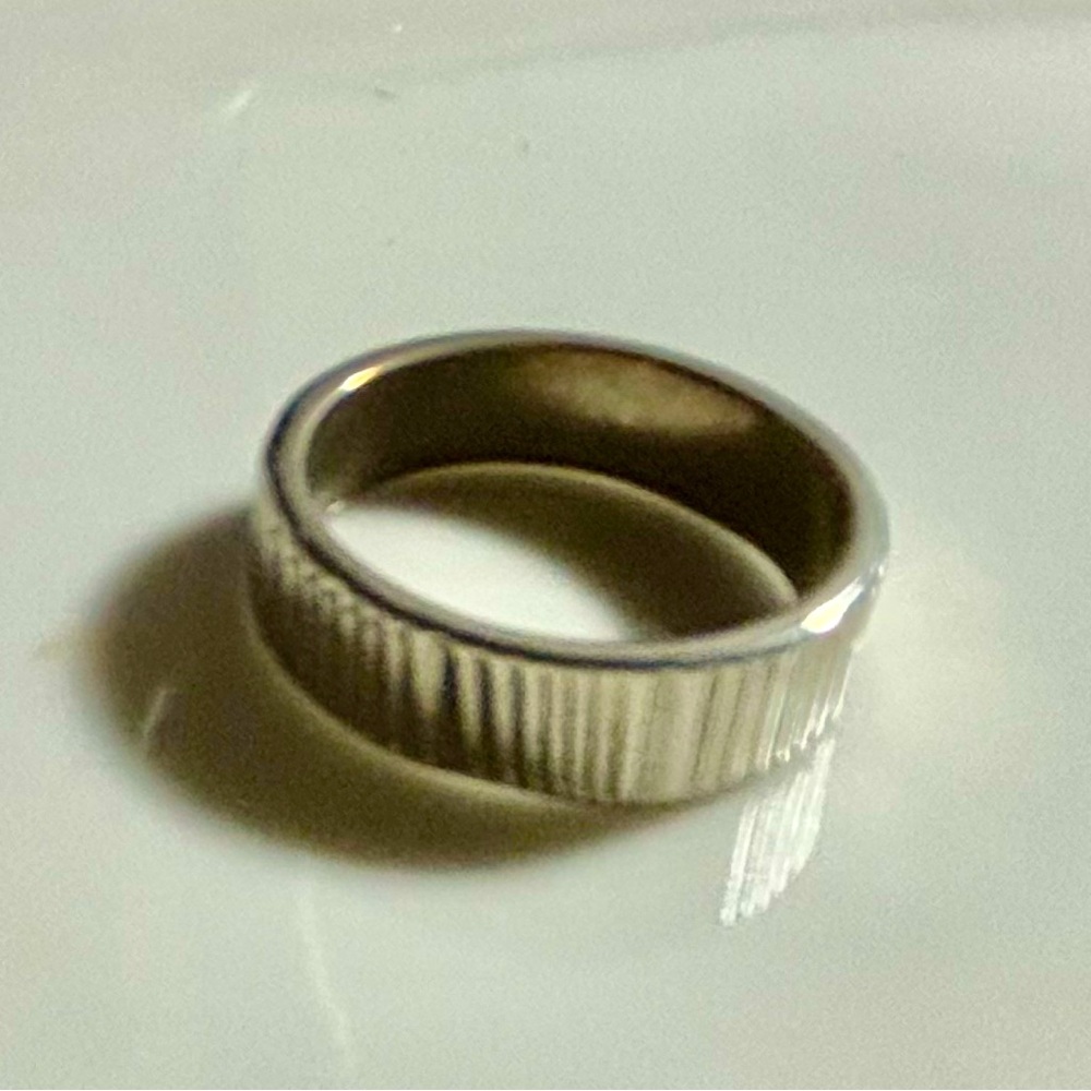 Silvertone Fashion Ribbed Band Ring. Sz 8 1/2